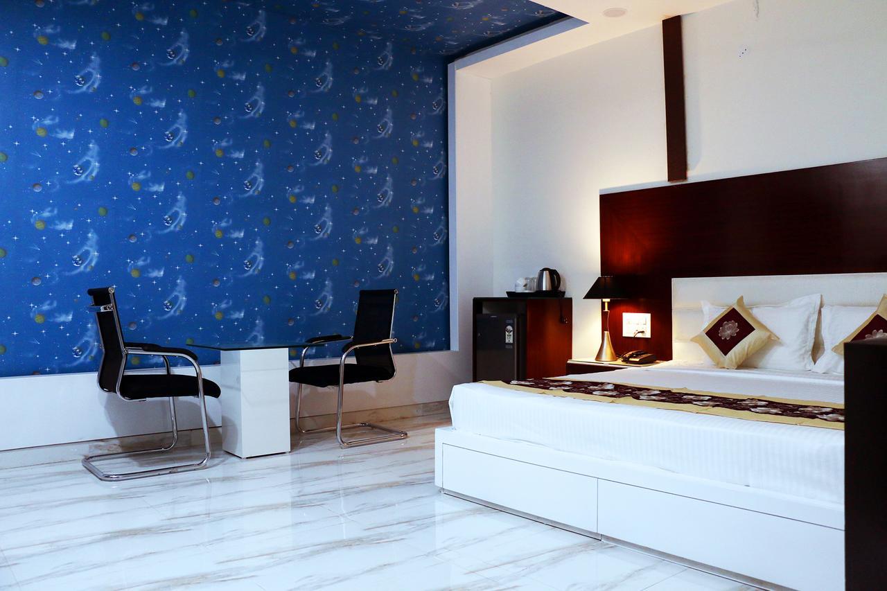 Hotel Neelam Moga Ludhijána Kültér fotó