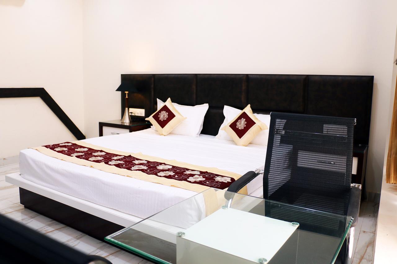 Hotel Neelam Moga Ludhijána Kültér fotó