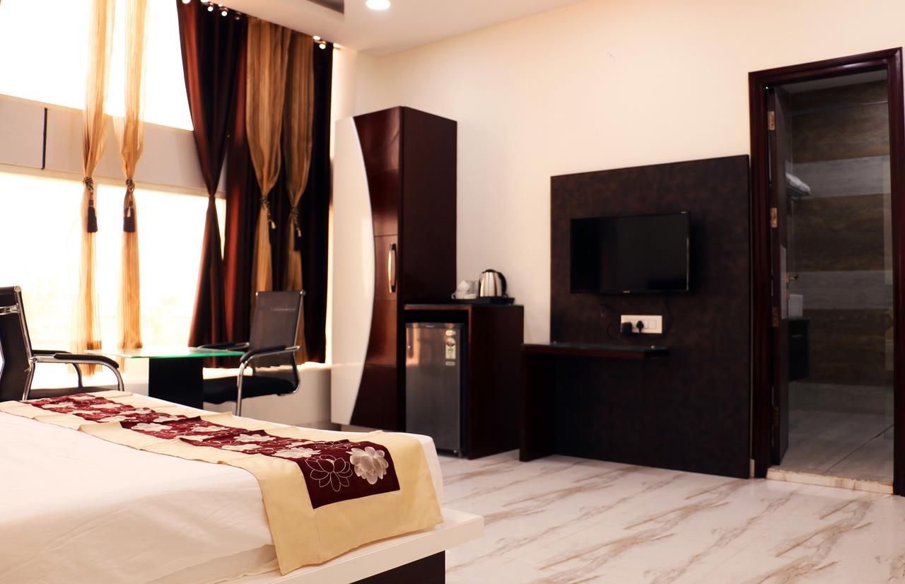 Hotel Neelam Moga Ludhijána Kültér fotó