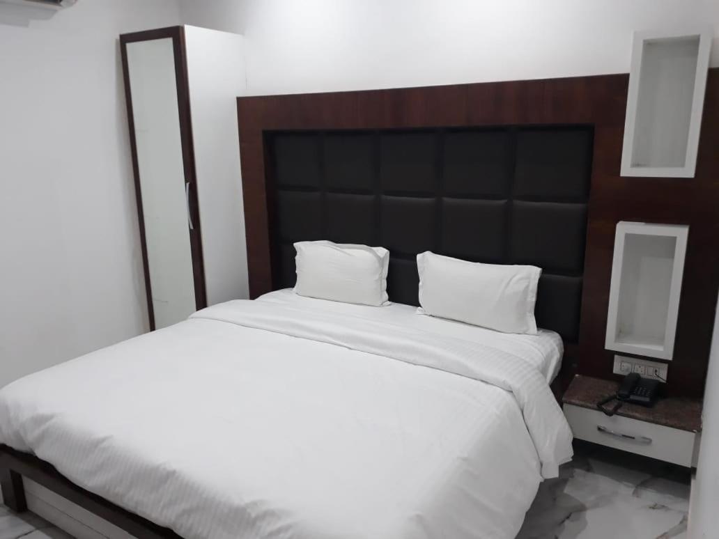 Hotel Neelam Moga Ludhijána Kültér fotó