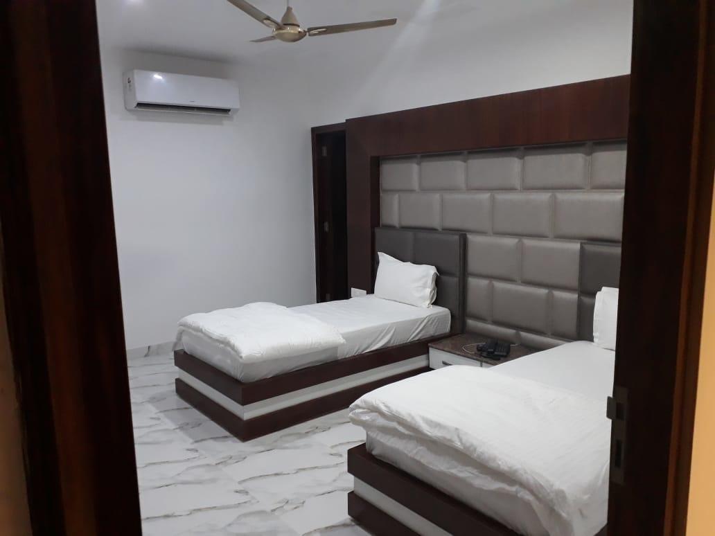 Hotel Neelam Moga Ludhijána Kültér fotó