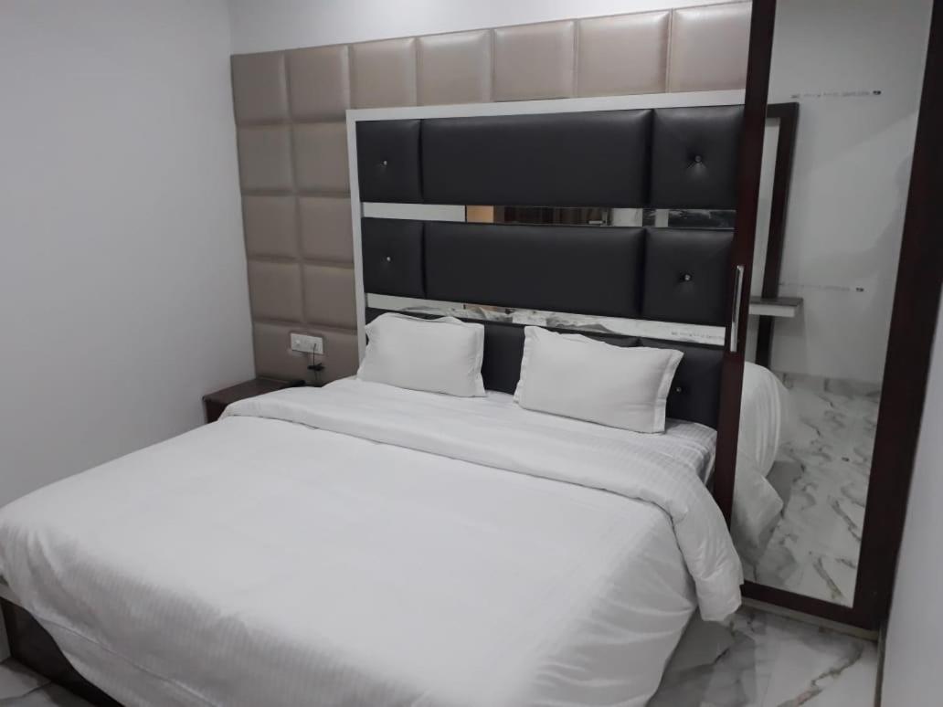 Hotel Neelam Moga Ludhijána Kültér fotó